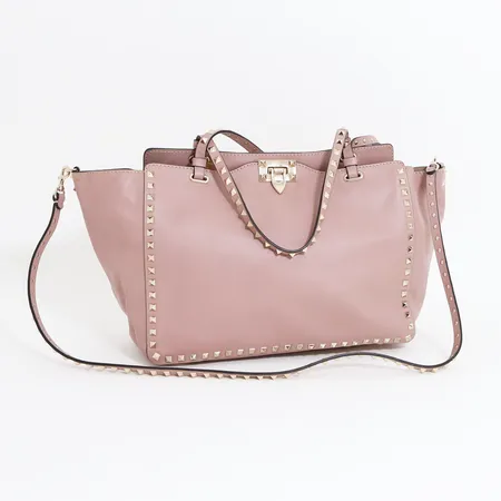 Väska Valentino Garavani The Rockstud Medium Trapeze, beigerosa läder med nitar i guldfärgad metall, invändigt en ficka med dragkedja samt två fack, märkt Valentino Garavani made in Italy, löstagbar axelrem, dustbag, 50x24x13kvitto från Net-a Porter, smärre bruksskick, två små fläckar se sista bilden