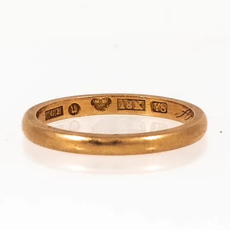 Ring slät stl:18 bredd 2,3mm höjd 1,6mm, gravyr, 18K 3,1g.