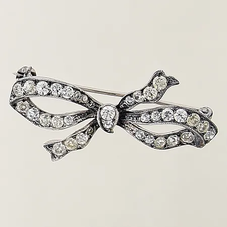 Brosch med vita stenar 36,5-15,9mm, silver 830/1000 Vikt: 4,6 g