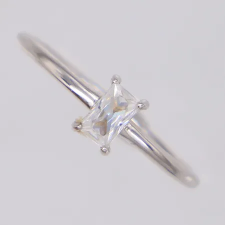 Ring med vit sten Guldfynd stl:17, bredd 6mm, 925/1000 silver Vikt: 1,4 g
