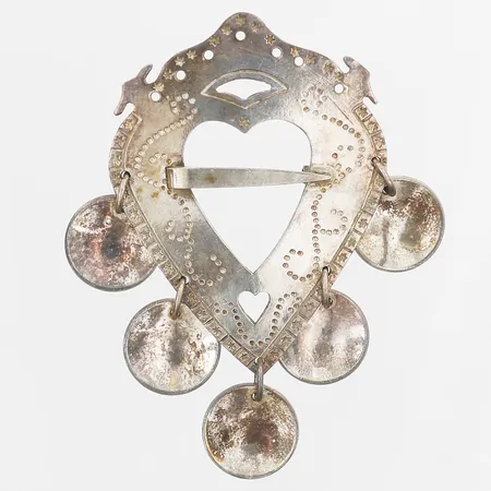Brosch/dräktsmycke till folkdräkt, tillverkad av Sporrong, år 1940, längd 68mm, bredd 40mm, broschdel i metall,  silver 830/1000 Vikt: 20,8 g