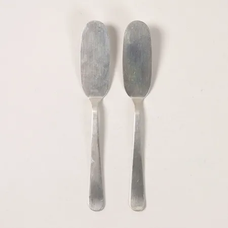 Två pastejknivar Wiwen Nilsson längd 15cm, Lund år 1947 och 1949, silver 925/1000 Vikt: 44,8 g