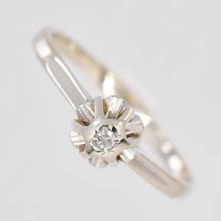 Ring med diamant 0,02ct stl:16¾, bredd 1-5mm, vitguld, 18K. Vikt: 1,6 g