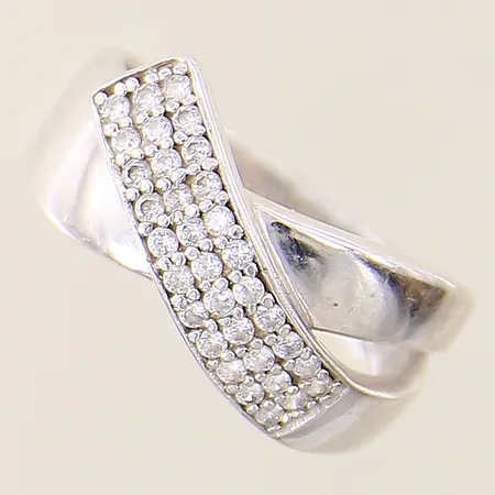 Ring med vita stenar stl:18½ bredd 3,7-10mm silver 925/1000 Vikt: 4,6 g
