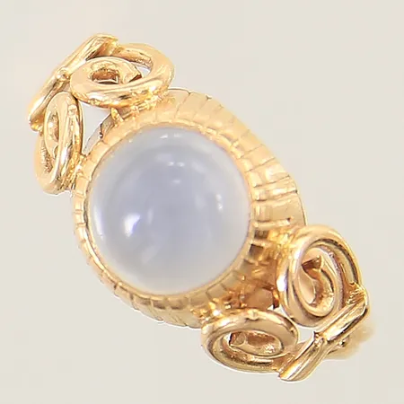 Ring med månsten samt genombruten dekor Stigbert år 1956 stl:17 bredd 1,9-9,8mm 18K  Vikt: 3,4 g