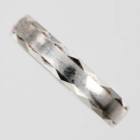 Ring mönstrad stl: 17¾ bredd: ca 4mm silver 925/1000 Vikt: 2,7 g