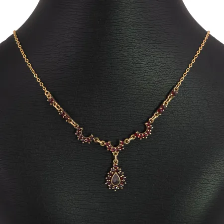 Vintage Collier med Granater, förgyllt silver, längd 42 cm, integrerad dekor, längd 8 cm, bredd mittsektion 25 mm, stenar utan anmärkning Vikt: 5,7 g