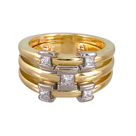 Diamantring, 18K guld, 5 prinsesslipade Diamanter - totalt 0,40ct - stämplat på skenans insida, svensk kontrollstämpel, stl:15½ mm, två monterade klot på skenans insida, bredd 6,3 - 11 mm, fint skick Vikt: 15,1 g