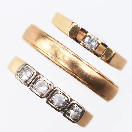 Tre ringar med stenar, gravyrer/defekter, 18K Vikt: 9 g