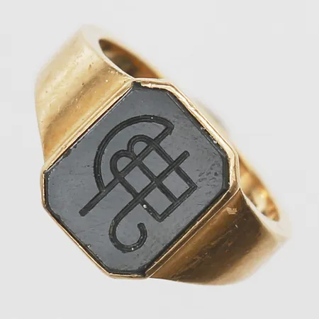 Klackring Wiwen Nilsson med hematit stl:16¾, bredd 3-12mm, tillverkad i Lund år 1951, monogramgravyr i stenen, repor, 18K Vikt: 7,3 g