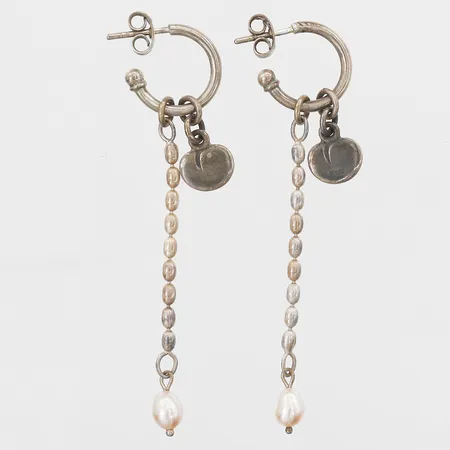Örhängen "Vanamo" Kirsti Doukas för Kalevala Koru med odlade pärlor, längd 66mm, Ø15mm, rosa ton på pärlor, silver 925/1000 Vikt: 6 g