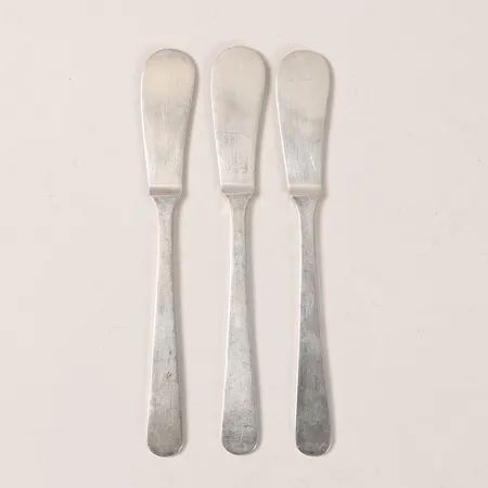 Tre smörknivar Wiwen Nilsson längd 14cm, Lund år 1966, silver 925/1000 Vikt: 71,4 g