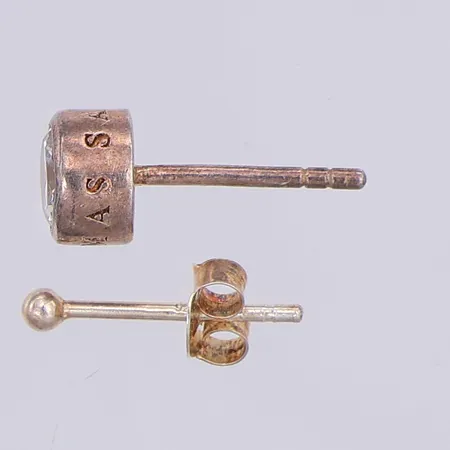 2 Udda örhängen vit sten, 925/1000 silver Vikt: 1,1 g