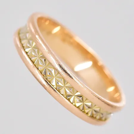 Ring stl:17½ bredd 4mm, gravyr, 18K. Vikt: 3,7 g