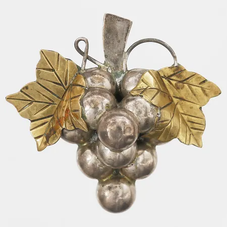 Brosch druvklase Mexiko, längd 49mm, bredd 50mm, bucklor, delvis förgylld, silver 925/1000 Vikt: 17,7 g