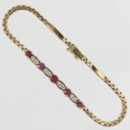 Armband med diamanter 8xca0,04ct och rubiner, längd 17,5cm, bredd 2,5-4mm, 18K Vikt: 7,7 g