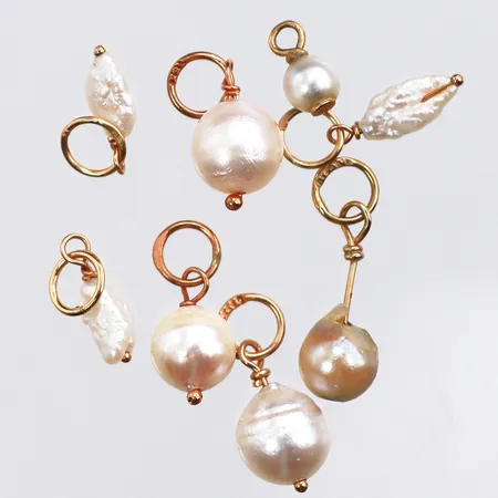 Åtta stycken hängen med pärlor, höjd: 7,9-17,5mm, vissa pärlor med slitage, andra med oregelbunden form, 18K Vikt: 2,6 g