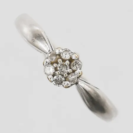 Ring med diamanter 7xca0,02ct stl:17¼, bredd 1,5-5mm, vitguld, 18K Vikt: 2,2 g