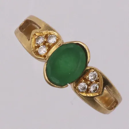 Ring med grön sten och diamanter stl:17½, diamanter 6 x ca 0,01ct, bredd 2,3-8,2mm, stenens längd ca 6,7mm bredd ca 5,2mm, skadad fattning, 18K Vikt: 2,7g Vikt: 2,7 g
