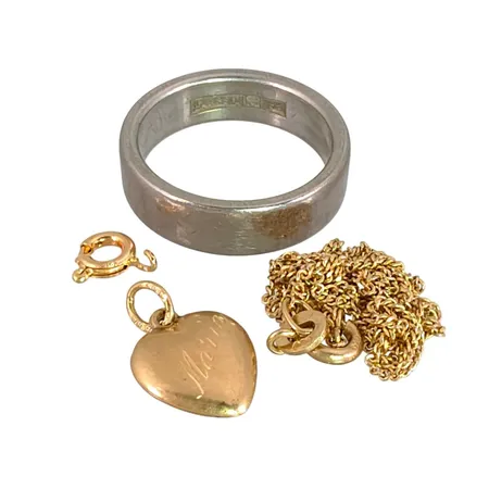 Diverse smycken, 18K guld, slitage, gravyrer Vikt: 14,7 g