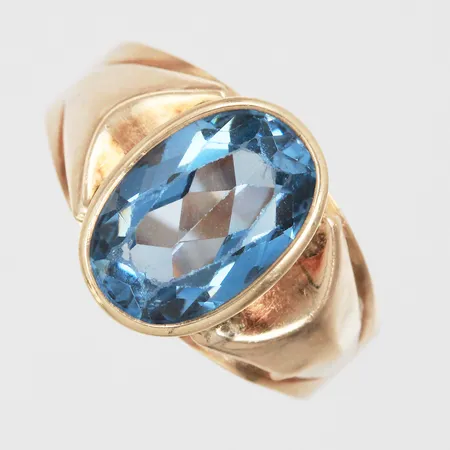 Ring med blå sten stl: 18¼ graverad bredd: ca 3-12mm 14K Vikt: 3,3 g