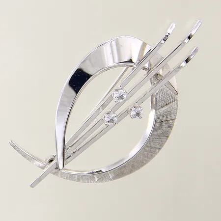 Brosch med vita stenar samt mönstrad dekor 55x29,5mm, silver 835/1000 Vikt: 6 g