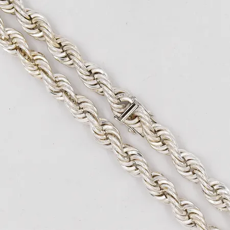 Kedja Cordell längd 60½cm, bredd 11mm, något glappt lås, silver 925/1000. Vikt: 196,4 g