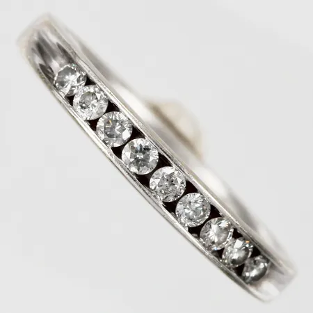 Ring med diamanter ca 9x0,02ct stl: ca 16 bredd: ca 2mm vitguld 10K Vikt: 2 g