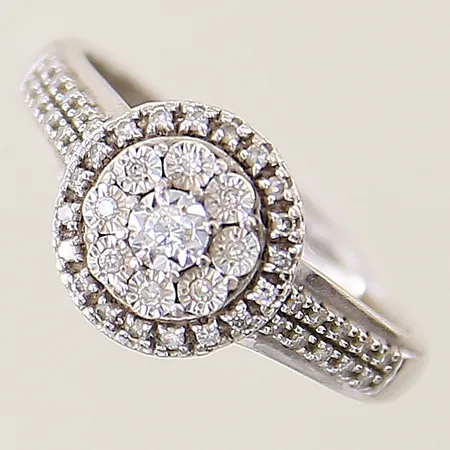 Ring med diamanter 1 x ca 0,02ct 47 x ca 0,005ct 8/8-slipade GHA stl:16½ bredd 2,2-9,5mm, vitguld 18K Vikt: 2,4 g