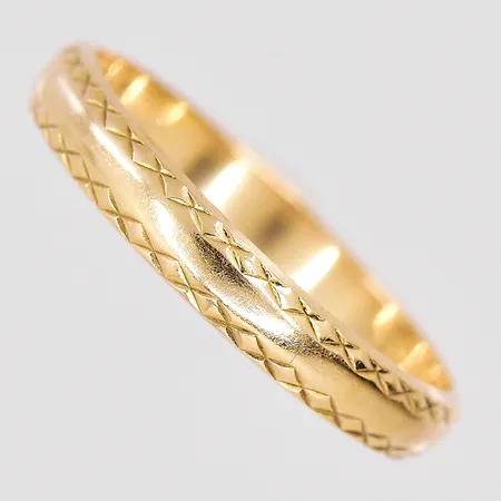 Ring stl:16¾ bredd 3mm, gravyr, 18K. Vikt: 2 g