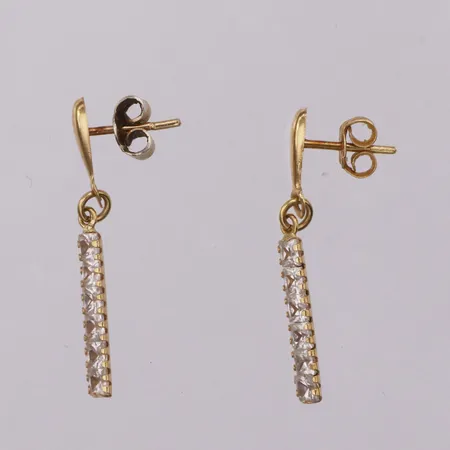 Örhängen med vita stenar, stift, längd 28,5mm, omaka snurrebussar varav ena är i silver, 18K Vikt: 1,3g Vikt: 1,3 g