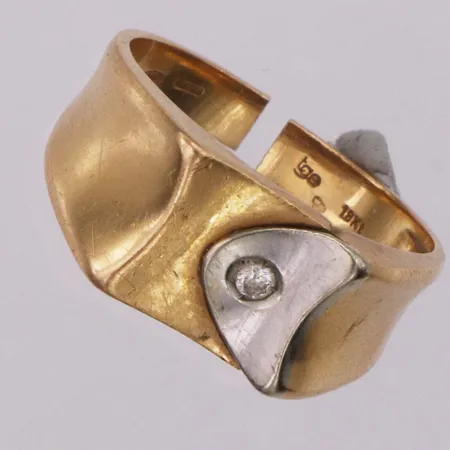 Klackring med diamant, 1 x ca 0,03ct, avklippt skena, bredd 4-9,4mm, italienska stämplar, 18K Vikt: 5,9g Vikt: 5,9 g