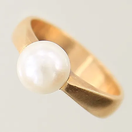 Ring med odlad saltvattenpärla Ø6,9mm stl:15¼ bredd 4,3-6,9mm 18K Vikt: 4,2 g