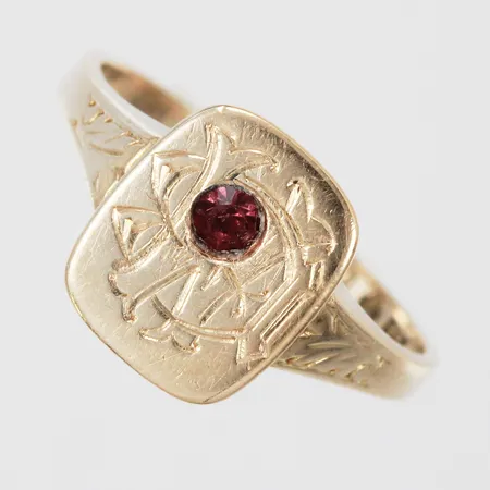 Klackring med lila sten stl: 19¼ monogramgravyr: M bredd: ca 2-12mm 18K Vikt: 5,5 g