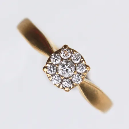 Ring med diamanter 1 x ca. 0,05 + 8 x ca. 0,015ct, Stl:16½2,1-6,2mm, gravyr, 18K Vikt: 3,3 g