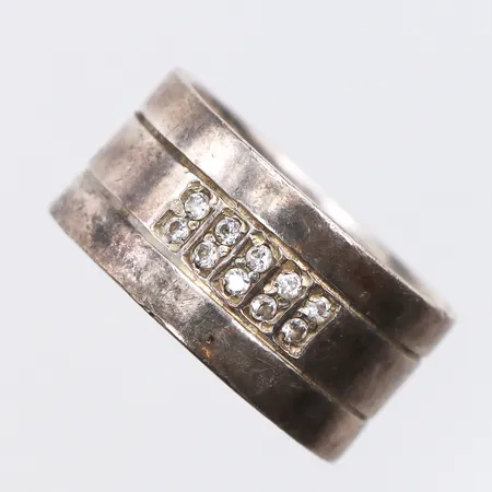 Ring med vita stenar Stl:19, bredd: 10,9mm, 925/1000 silver Vikt: 7,4 g