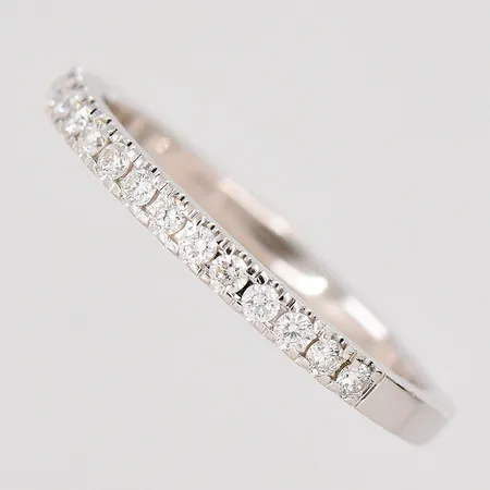 Ring med diamanter 19x0,01ct stl:17½, bredd 2mm, gravyr, vitguld, 14K. Vikt: 1,9 g