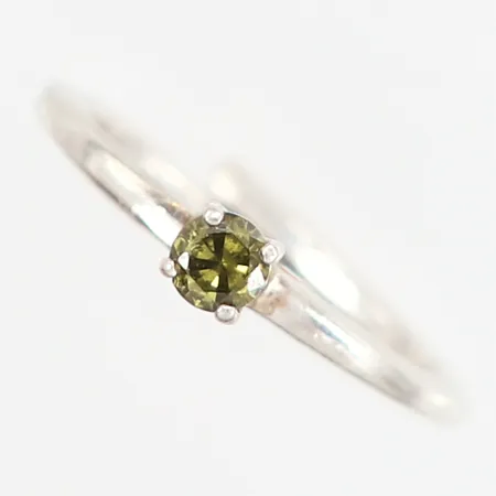 Ring med grön sten stl:15, något justerbar storlek, skev, 925/1000 Silver Vikt: 1,7 g