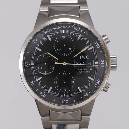 Herrur IWC Schaffhausen GST Chronograph, stål, automatisk, 40mm, refnr 3707-008, serienr 2864121, kronograf (återställer ej korrekt), dag, datum, stållänk, viklås, repor på glas, glasring, boett och länk, certifikat Nymans Ur daterat 2003 10 23, kvittokopia, extra länkbitar, manual, box, ytterkartong.