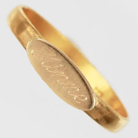 Ring med monogramsgravyr: Minne stl: 17½ bredd: ca 2-4mm 23K Vikt: 2,4 g
