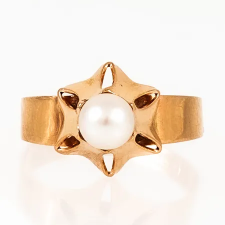 Ring med odlad vit pärla Ø5,5mm stl:16¾ bredd 2,5-11mm, något ojämn skena, 18K 2,2g.