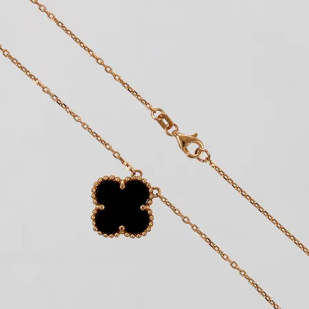 Collier med integrerat hänge och onyx längd: ca 43cm bredd: ca 1-15mm OBS! Ej märkesdesign 21K Vikt: 5,5 g