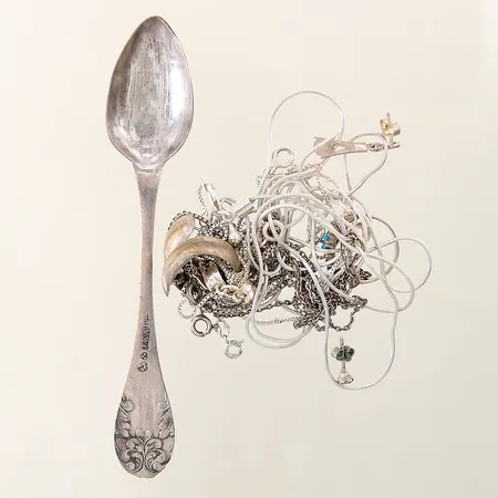 Silversmycken, stenar saknas, udda, defekta, bucklor, repor, gravyrer, silver 830-925/1000 Vikt: 41,3 g