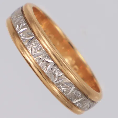 Ring tvåfärgad stl:19, bredd 5,5mm, gravyr, 18K  Vikt: 6,8 g