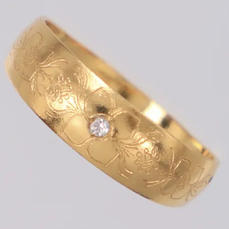 Ring med vit sten stl:15¾, bredd 5mm, skev, 18K  Vikt: 1,5 g