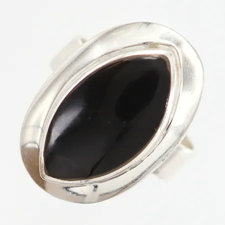 Ring med svart sten stl:18, bredd framtill 25mm, silver 925/1000 Vikt: 7,7 g