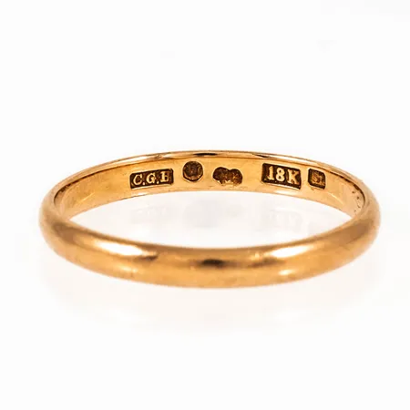 Ring slät stl:20¾ bredd 3mm, höjd 1,3mm, gravyr, 18K 3,0g. 