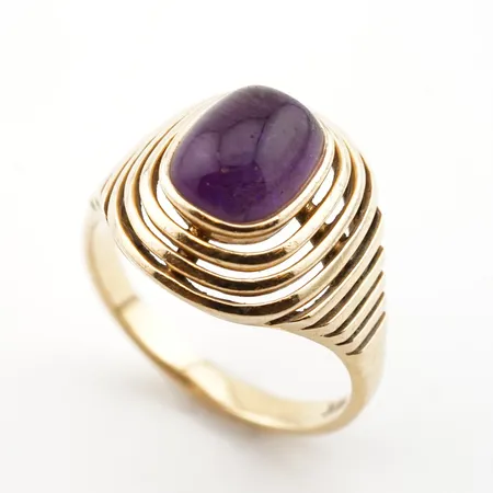 Ring m lila sten, stl 18½(59), bredd 15mm, 18k Vikt: 6,3 g