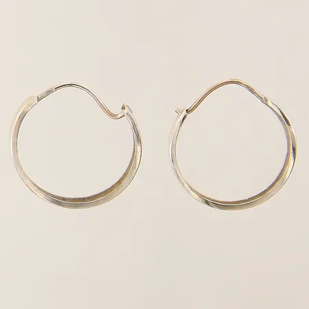 Ett par örhängen Ø15mm, ena något bucklig, 18K Vikt: 0,9 g