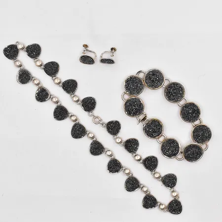 Set med collier längd 39cm, armband 19cm, örhängen 13x13mm, salamalm, silver. bruttovikt 80,4g.